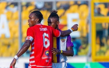 Hearts Defender Kelvin Osei Asibey Consoles Kotoko’s Samba O’Neil in Touching Show of Sportsmanship