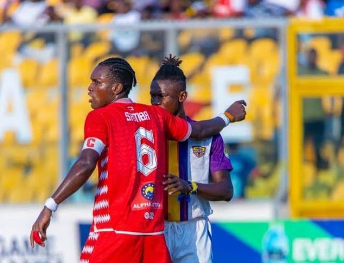 Hearts Defender Kelvin Osei Asibey Consoles Kotoko’s Samba O’Neil in Touching Show of Sportsmanship